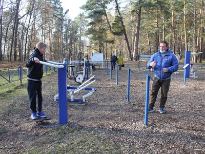 В парке учили пользоваться уличными тренажёрами. Тренинг прошёл 29 октября под руководством Павла Игнатова (Выкса, 2020 г.)