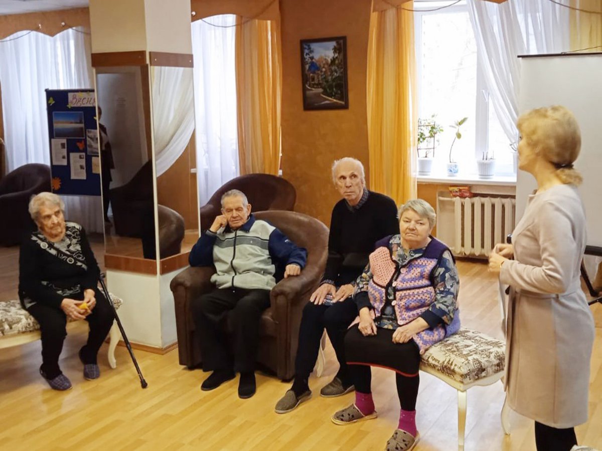 Сотрудники Верхневерейского ДТ подарили пожилым людям весну