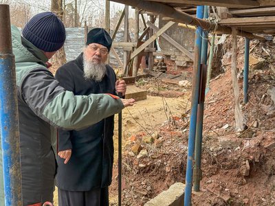 гедеон-осматривает-стройку-монастыря-2.jpg