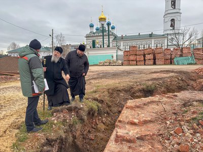 гедеон-осматривает-стройку-монастыря-4.jpg