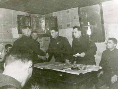 и.-В.-Зуев-и-Н.-К.-Клыков-вручают-партбтлеты-бойцам.-И.-В.-Зуев-пожимает-руку-бойцу.jpg