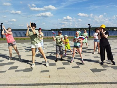 Ребята с дворовых площадок «Летний кавардак» и «Новое поколение 2022» устроили праздник на набережной Верхнего пруда