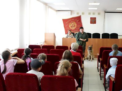 Дети, отдыхающие в летнем детском лагере при КЦСОН, посетили Музей истории Выксунского отдела МВД