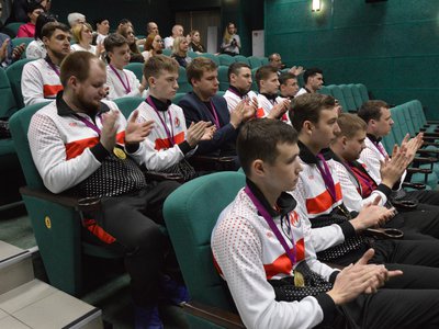 Владимир Кочетков и Дмитрий Махров поздравили команды по хоккею и волейболу