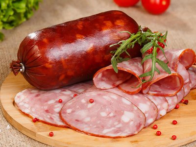 В «Праздничной» колбасе обнаружили недостаток белка