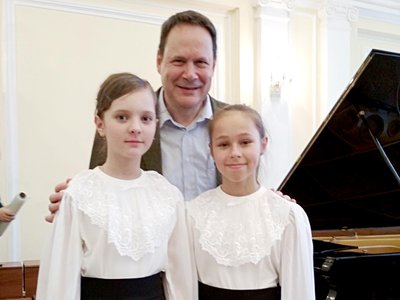 Композитор Николя Верен с девочками