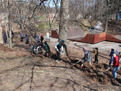 Волонтёры наводят чистоту в парке (Выкса, 2018 г.)