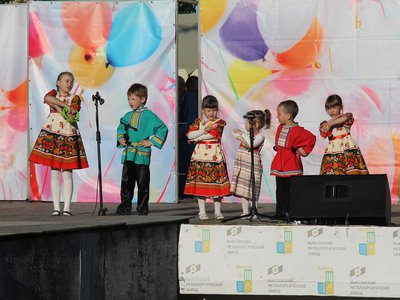 Программа, посвящённая Дню славянской письменности и культуры, на площади Металлургов (Выкса, 2019 г.)