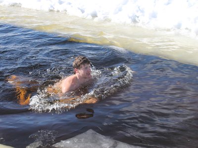 Выксунские моржи отпраздновали Масленицу очередным погружением в ледяную купель
