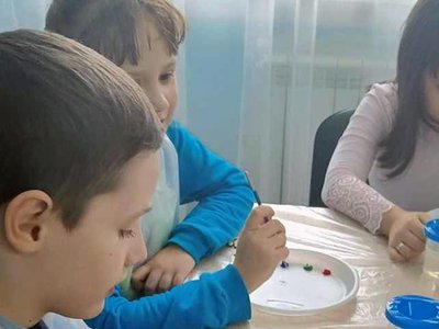 Специалисты КЦСОН провели для детей мастер-класс по росписи деревянных заготовок, который прошёл в рамках занятий клуба «ДеТвоРа» (Выкса, 2022 г.)