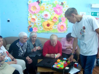 В комплексном центре соцобслуживания населения (КЦСОН) для пожилых людей прошёл мастер-класс по сборке кубика Рубика (Выкса, 2019 г.)