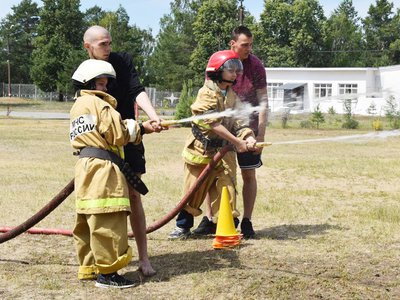 Воспитанников «Костра» учили правильно эвакуироваться и тушить пожар