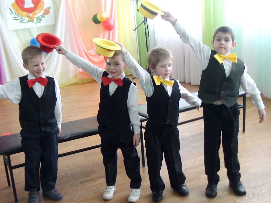 Танец джентльменов в детском саду на выпускной