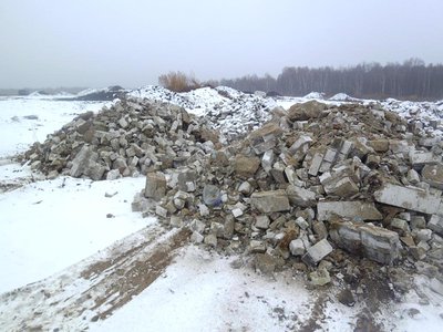 В районе посёлка Дружба (у Навашинского шоссе) выброшен строительный мусор