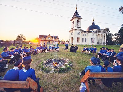 Дети встретились у костра с епископом Гедеоном