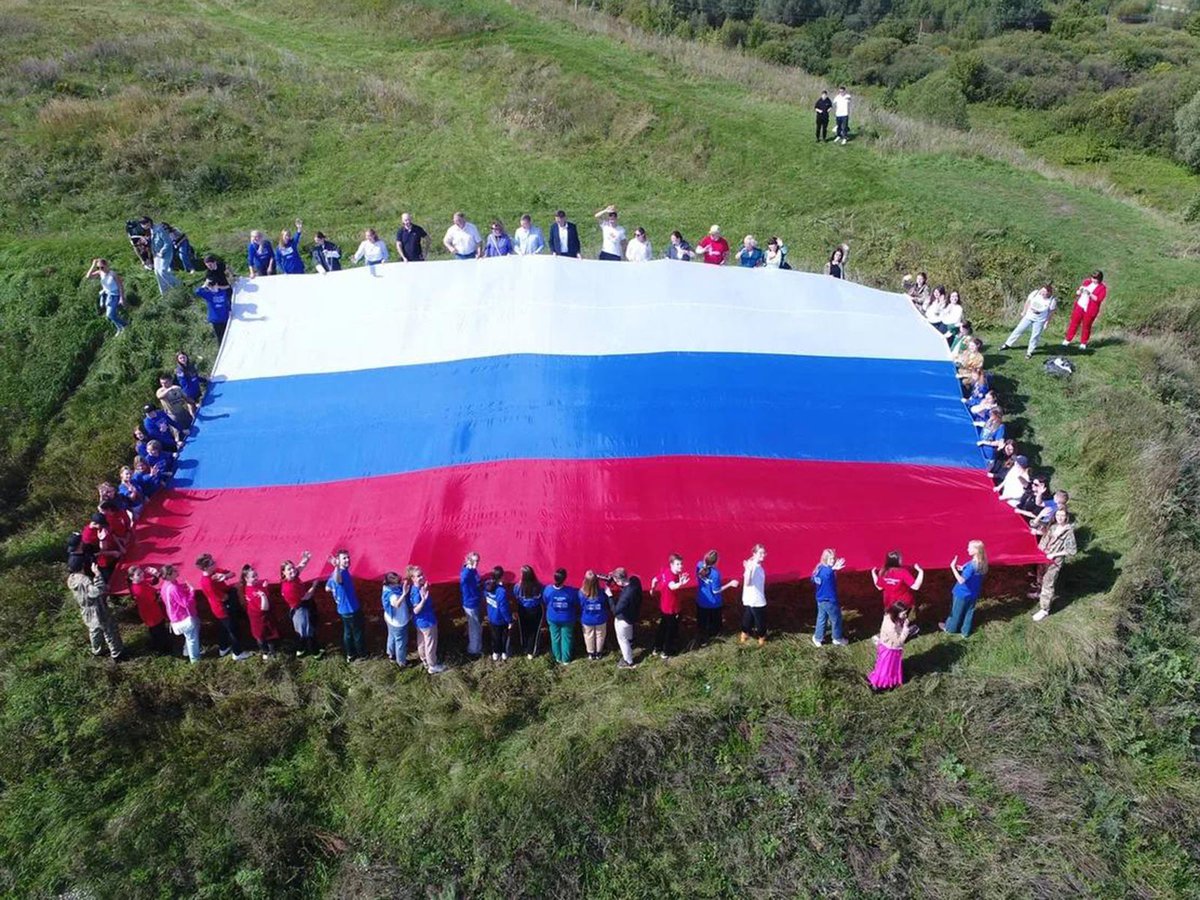 огромный-триколор-флаг.jpg огромный-триколор-флаг.jpg