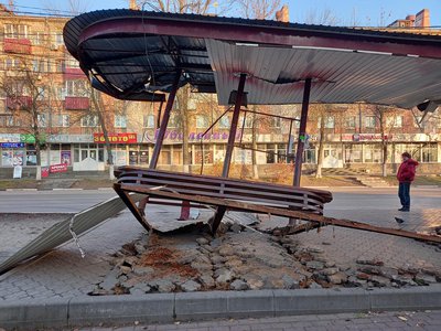 Неизвестный повредил автобусную остановку напротив магазина «Юбилейный» (Выкса, 2020 г.)