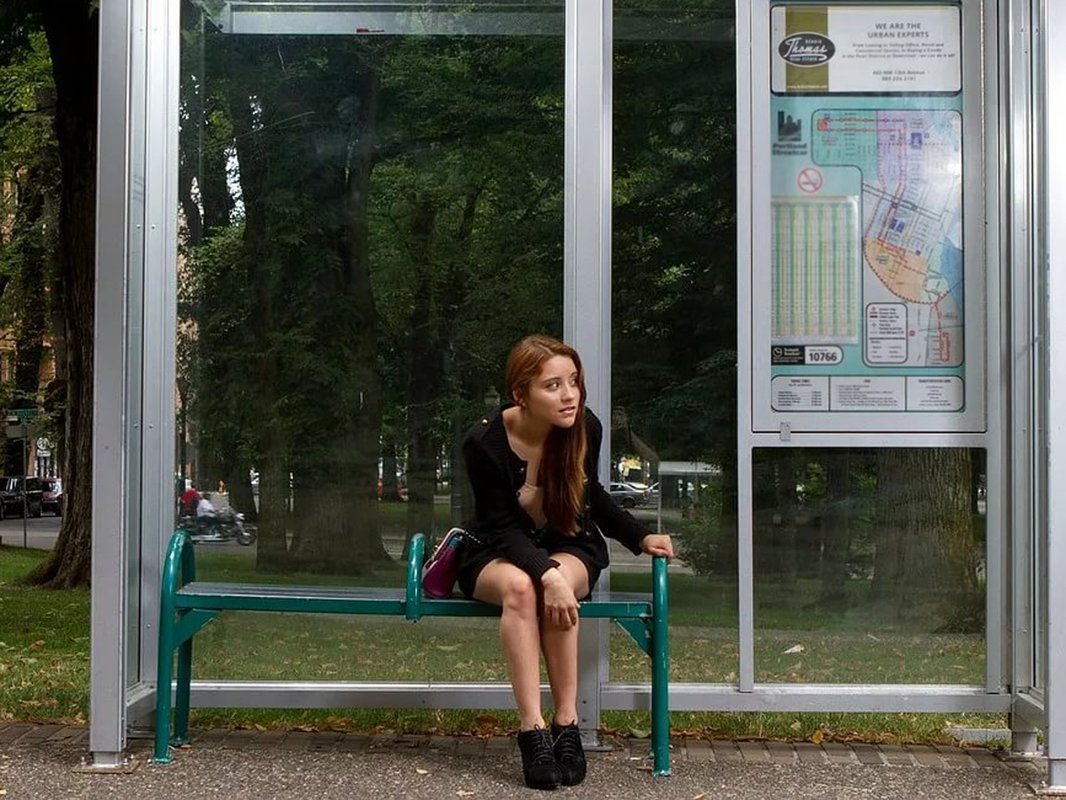 Остановилась фото. Остановка женщина. Девушка на автобусной остановке. Девочка на остановке. Фотосессия на остановке.