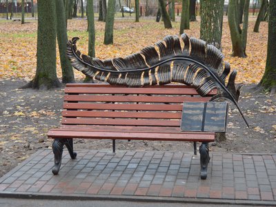 В парке появилась литературная скамья