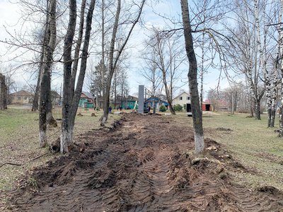 Ремонтируют памятник работникам леспромхоза, погибшим в годы ВОВ