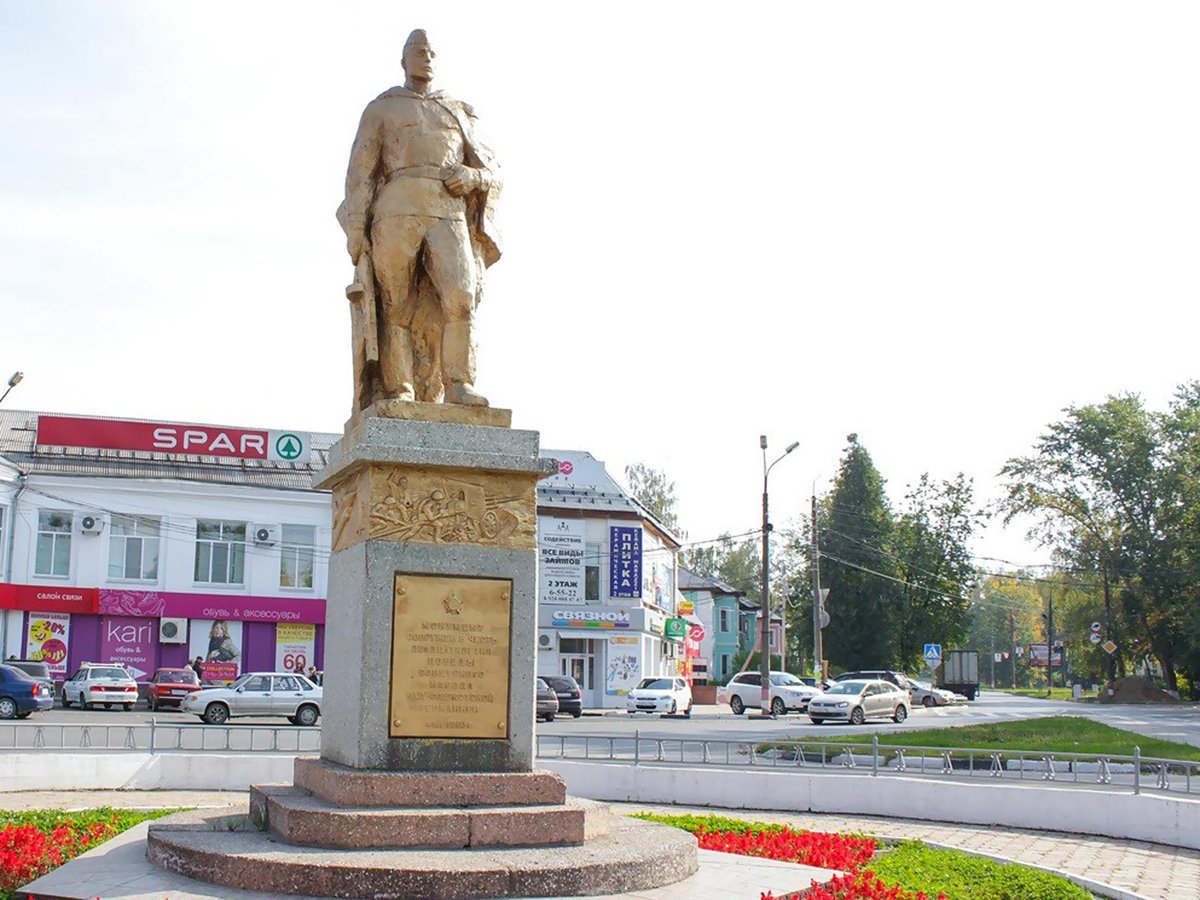 памятник на Комсомольской площади.jpg