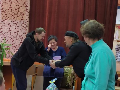 Ветераны привезли раненым солдатам книги и гуманитарную помощь