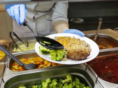 Роспотребнадзор проводит горячую линию по вопросам питания в школах