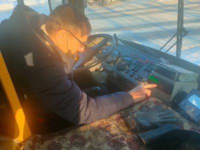 Автоинспекторы проверяют школьные автобусы перед новогодними каникулами