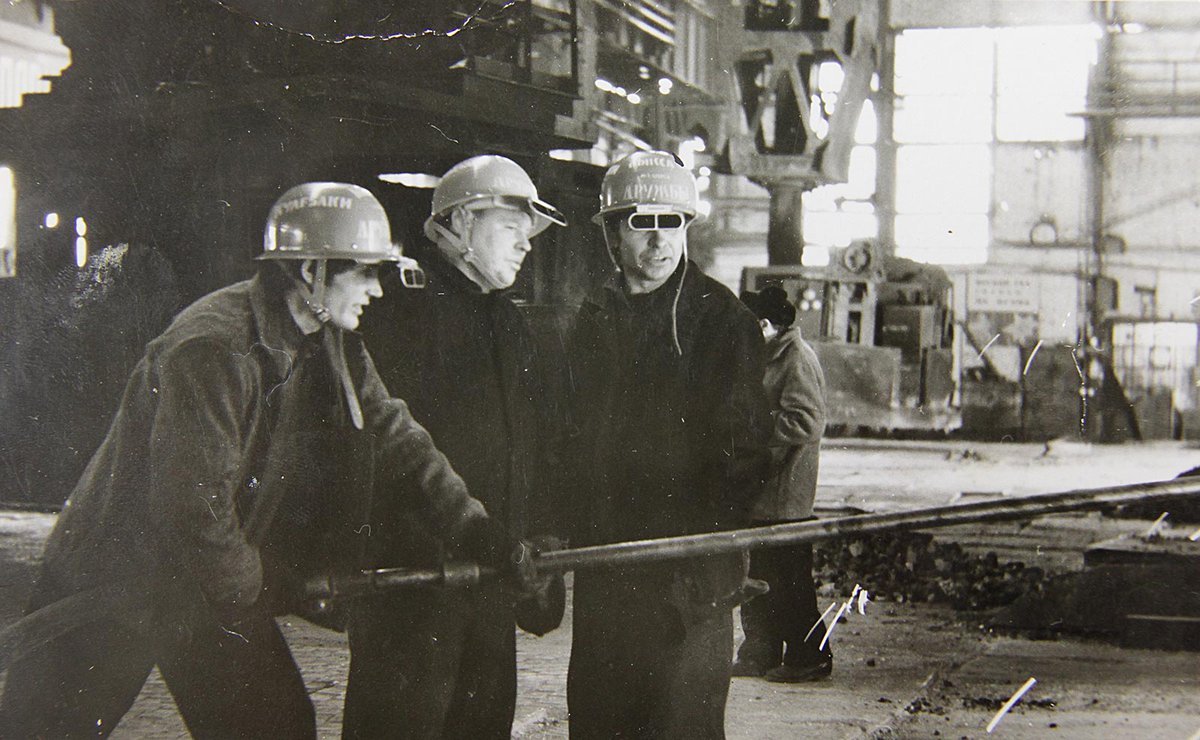 Начало 1970-х годов. Сталевары мартеновского цеха за работой (Анатолий  Сычёв – в центре)
