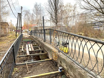 Начался ремонт пешеходного моста в переулке Крупской