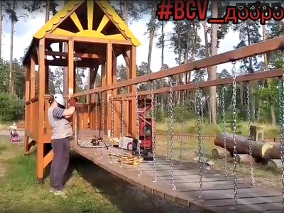 Алексей Ерёмин и команда волонтёров отремонтировали мостик в парке