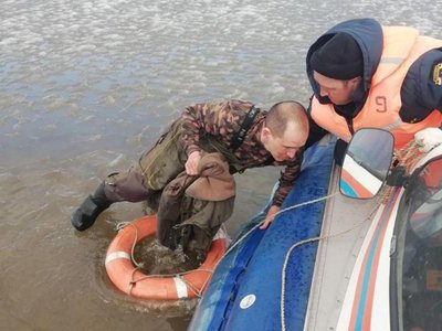 Дежурная бригада МЧС спасла провалившегося по лёд рыбака