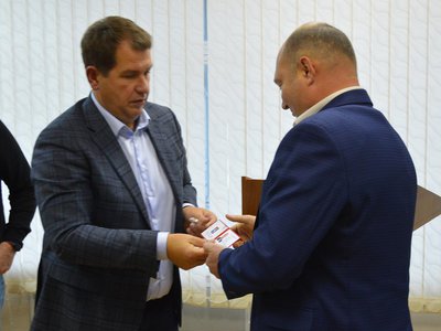 Избранному депутату по избирательному округу № 10 Руслану Сапогову вручено удостоверение депутата