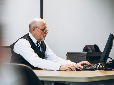 Комплексный центр ведёт набор на компьютерные курсы для пенсионеров