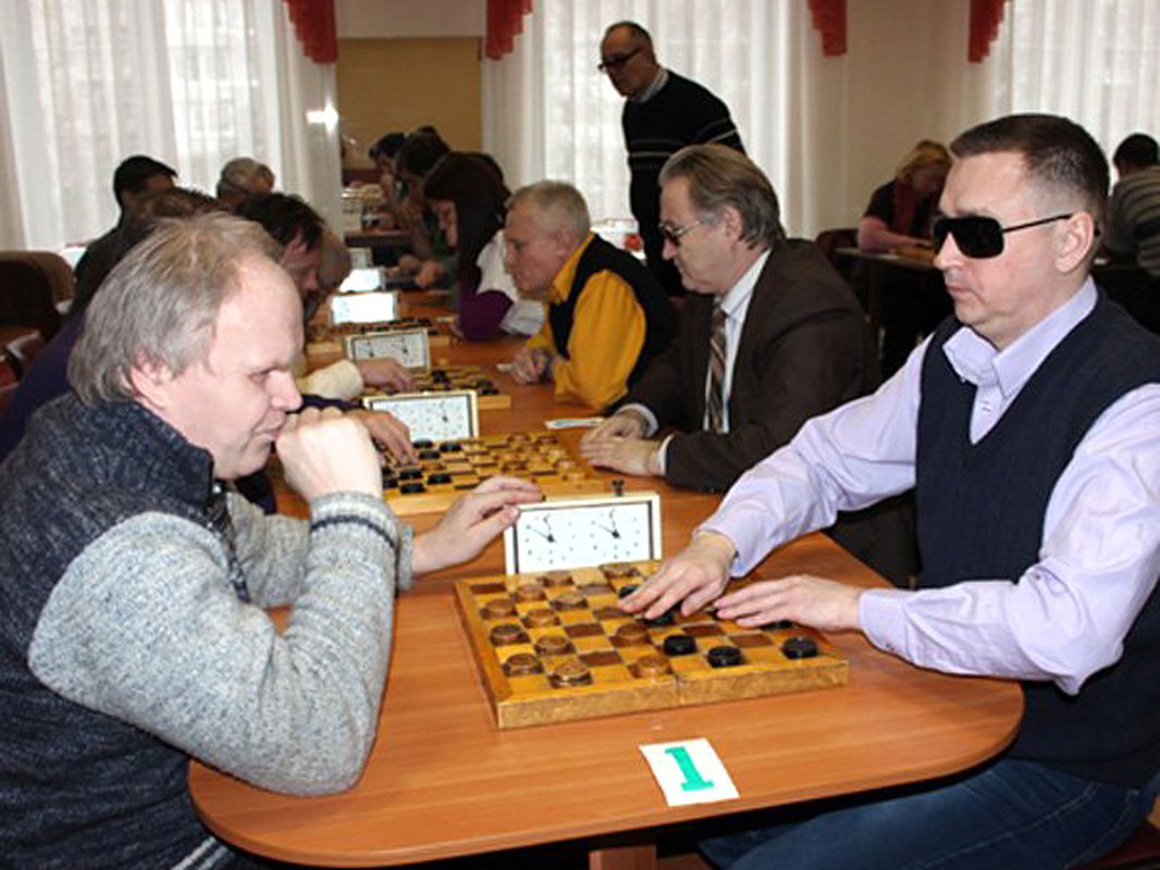 Всероссийское общество инвалидов слепых. Шахматы для незрячих. Шахматы и шашки для незрячих. Турнир по шахматам для инвалидов. Шашки инвалиды.