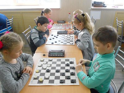 Детский турнир по русским шашкам на стадионе «Металлург» был посвящён Дню Победы