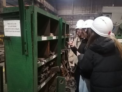 Школьники увидели роторный экскаватор и газостат