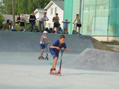 Молодёжь уже осваивает новый скейт-парк