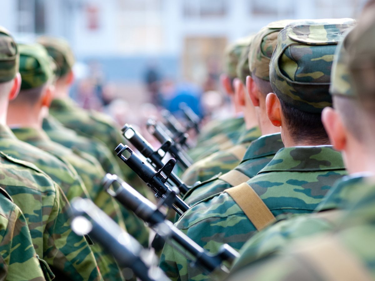 Срочника отправили в горячую точку. Военная служба. Солдаты в армии. Военнослужащий. Весенний призыв.