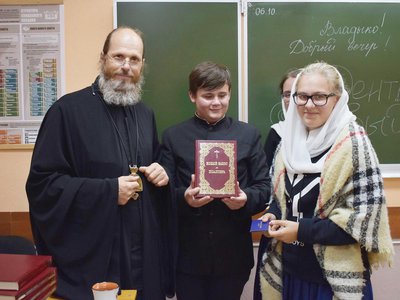 Епископ Варнава вручил первокурсникам духовного училища студенческие билеты
