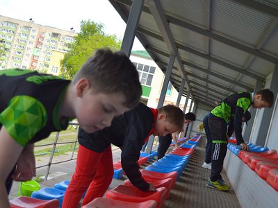 Юные футболисты «Авангарда» провели субботник на своём стадионе