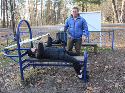 В парке учили пользоваться уличными тренажёрами. Тренинг прошёл 29 октября под руководством Павла Игнатова (Выкса, 2020 г.)
