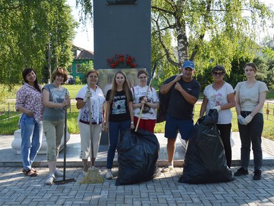 Уборка памятника на улице Пролетарской