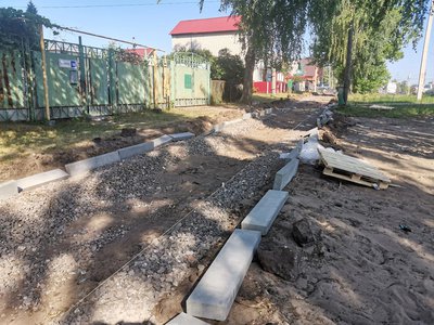 На улице Ленина начали строительство тротуара