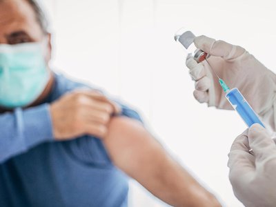 Сегодня в Выксунской ЦРБ началась вакцинация от новой коронавирусной инфекции