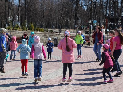 В парке культуры и отдыха «Лебединый рай» 21 апреля прошла детская развлекательная программа «Весенний калейдоскоп».