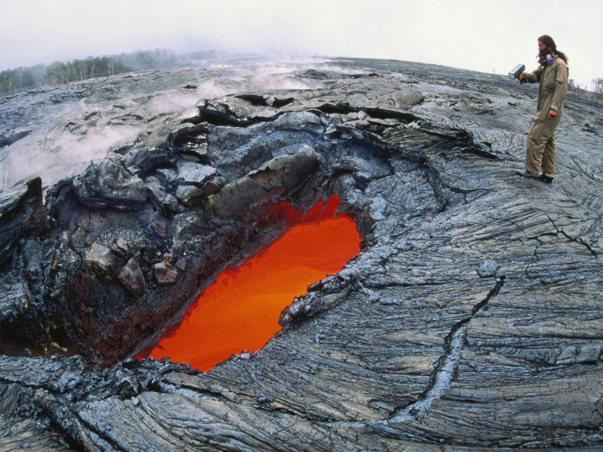 Вулканолог это. Исследование вулканов. Эффузия (Геология). Вулканологи и вулканы. Вулканолог профессия.