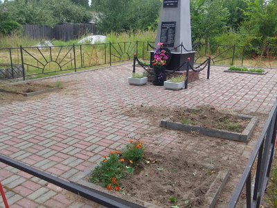 Вандалы испортили клумбы у памятника на Лесозаводе
