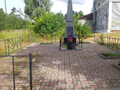 Вандалы испортили клумбы у памятника на Лесозаводе