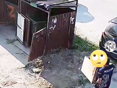 Жители города оставили крупногабаритный мусор рядом с площадкой